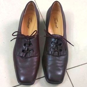 Trotters Leather Lace Up shoes size 8.5